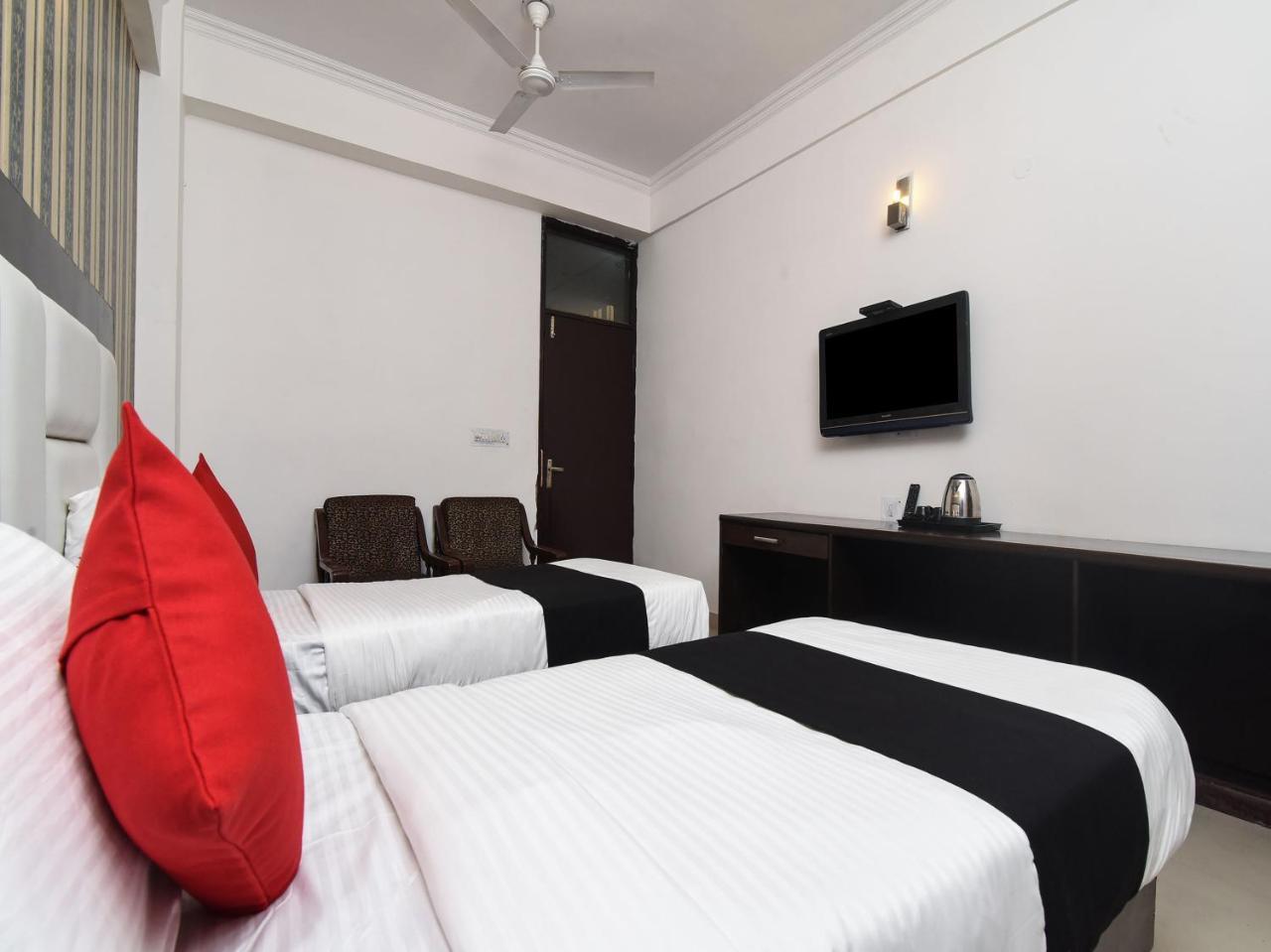 Capital O 16676 Near Noida City Center Dış mekan fotoğraf